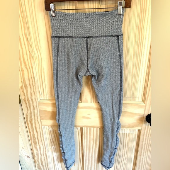 Lululemon Turn  Around Tight Heathered Herringbone. Size 4. - Picture 5 of 16